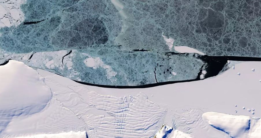 A sheet of ice in the Antarctic growing